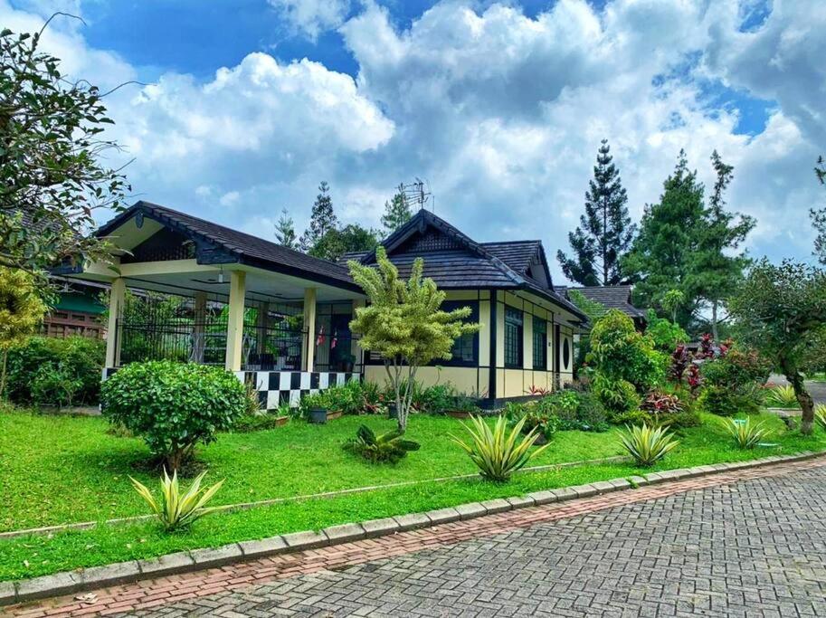 Designer Villa Osaka Puncak Exterior photo