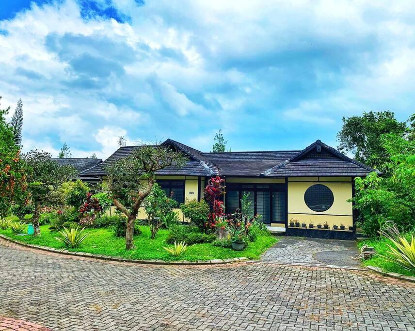 Designer Villa Osaka Puncak Exterior photo