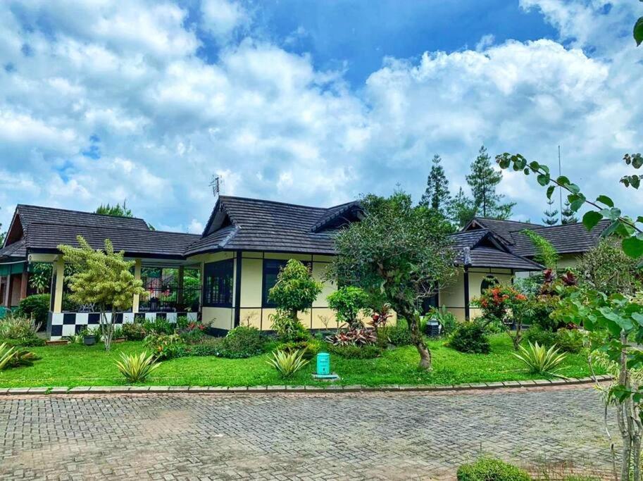 Designer Villa Osaka Puncak Exterior photo