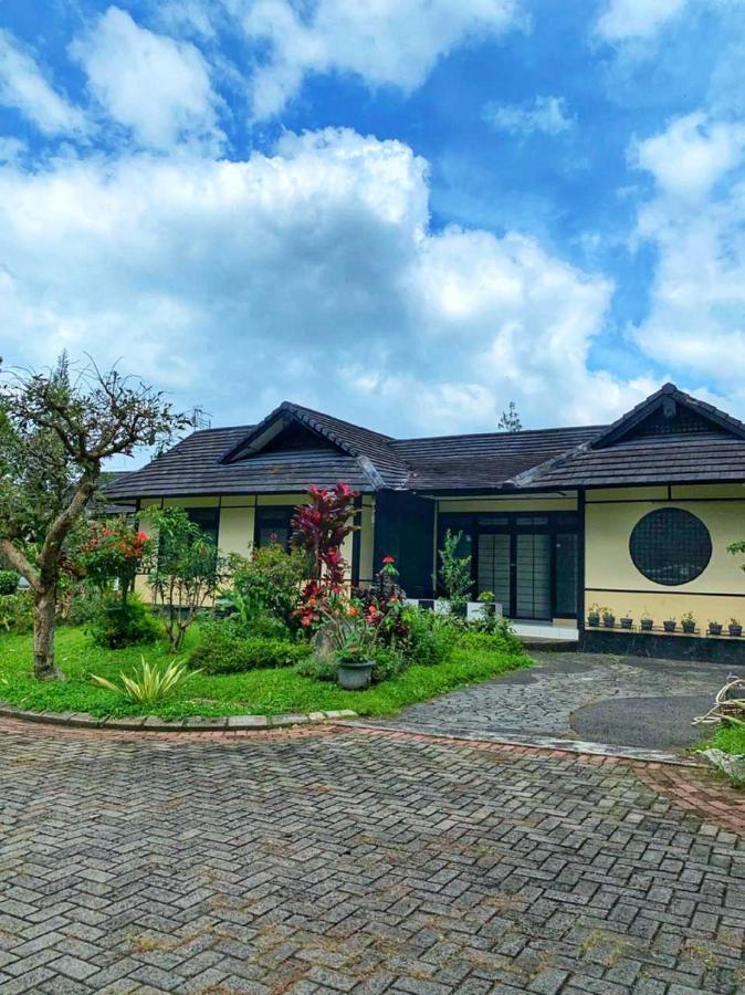 Designer Villa Osaka Puncak Exterior photo